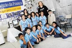Alguns dos professores e alunos da escola Monteiro Lobato - COC que montaram uma exposição baseada nos 185 anos de Franca